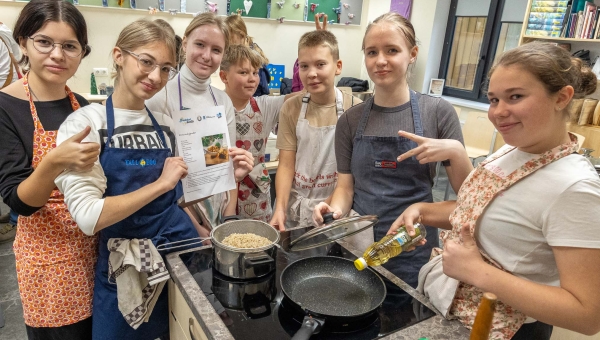 FOTOD ERMi peakokk juhendas Puiga põhikooli õpilasi kooliköögis